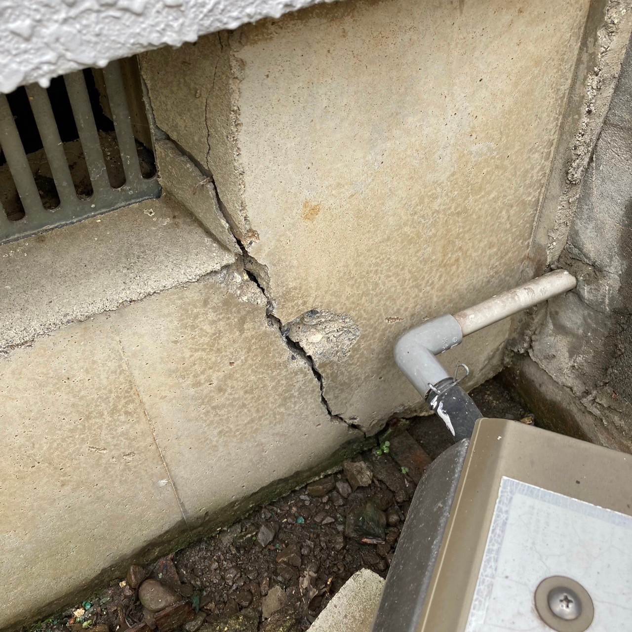 基礎のひび割れを補修して雨水の侵入を防ぎましょう